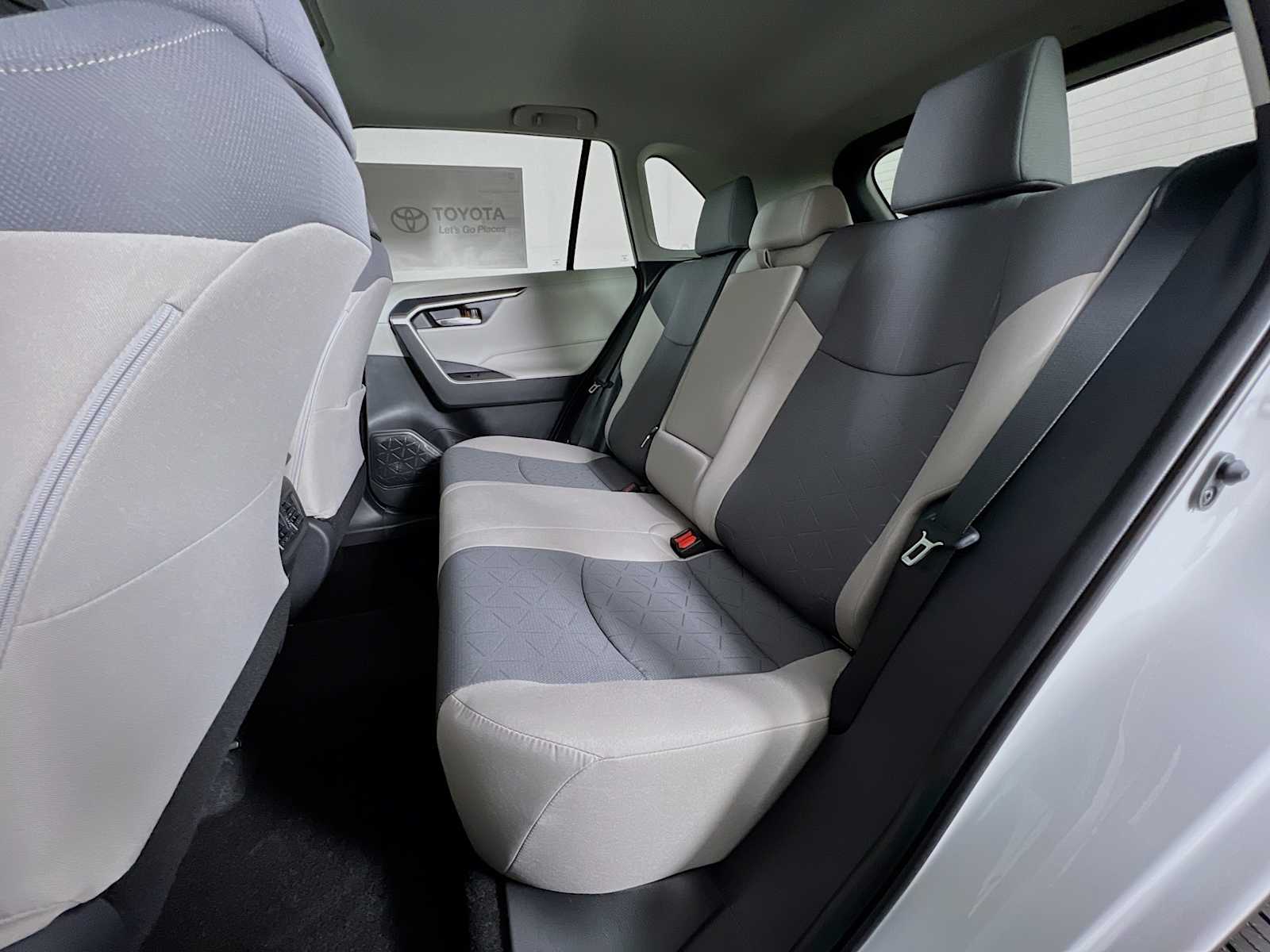 2025 Toyota RAV4 XLE - Photo 13
