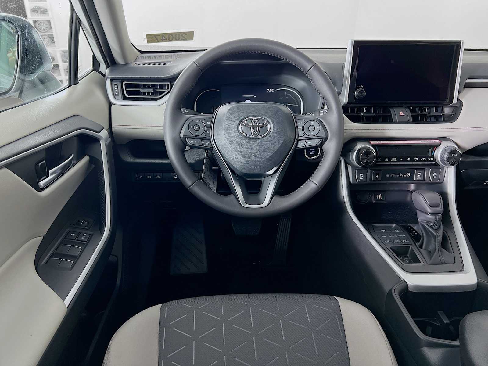 2025 Toyota RAV4 XLE - Photo 15