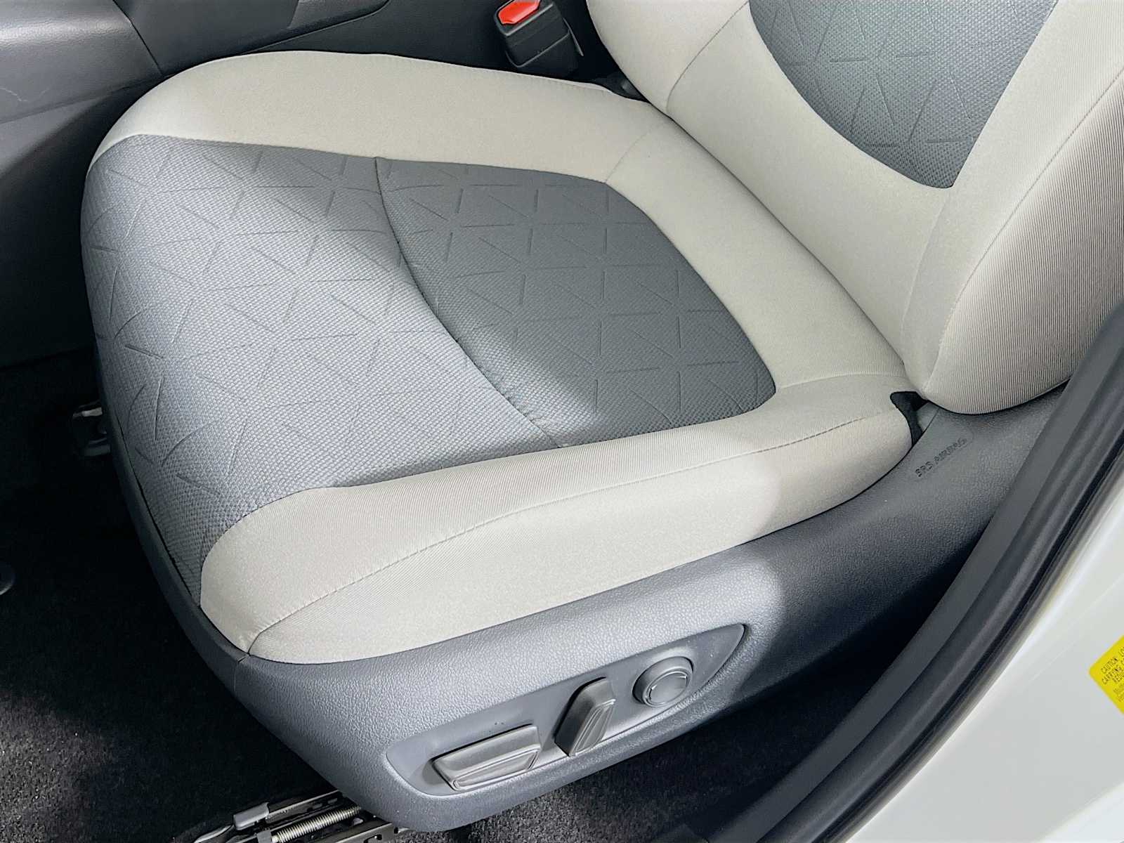 2025 Toyota RAV4 XLE - Photo 17