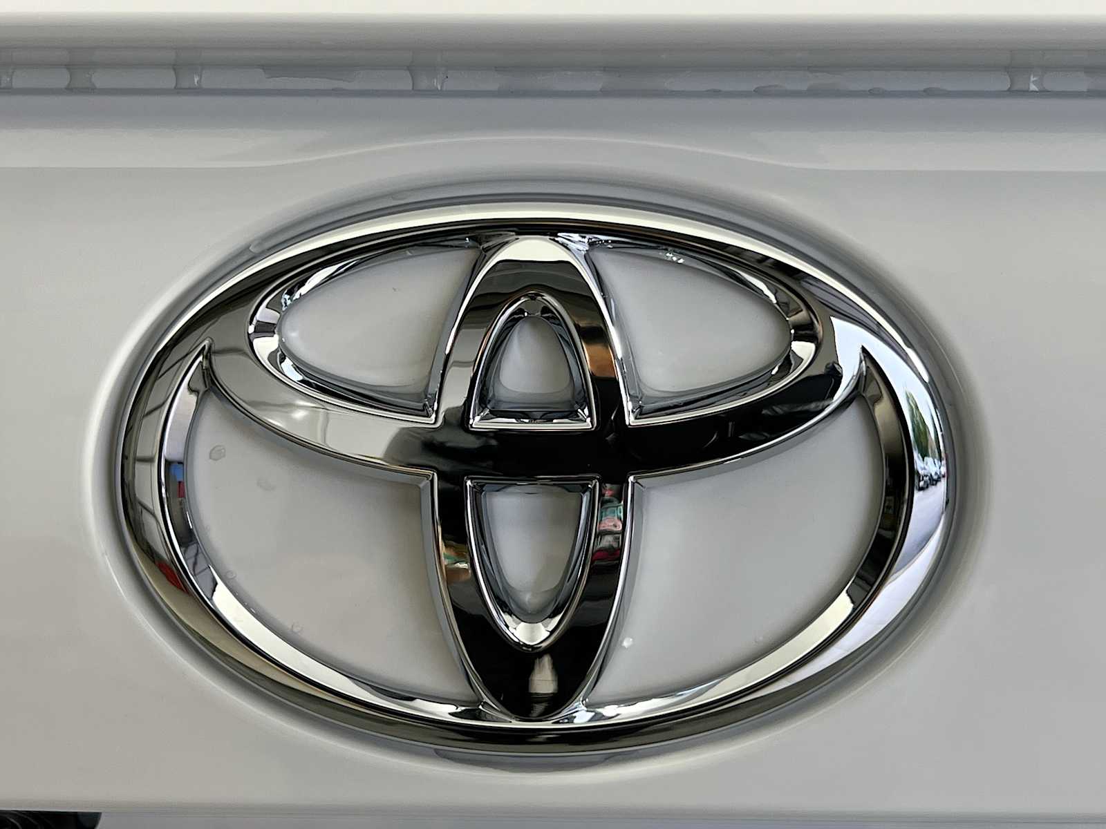 2025 Toyota RAV4 XLE - Photo 18
