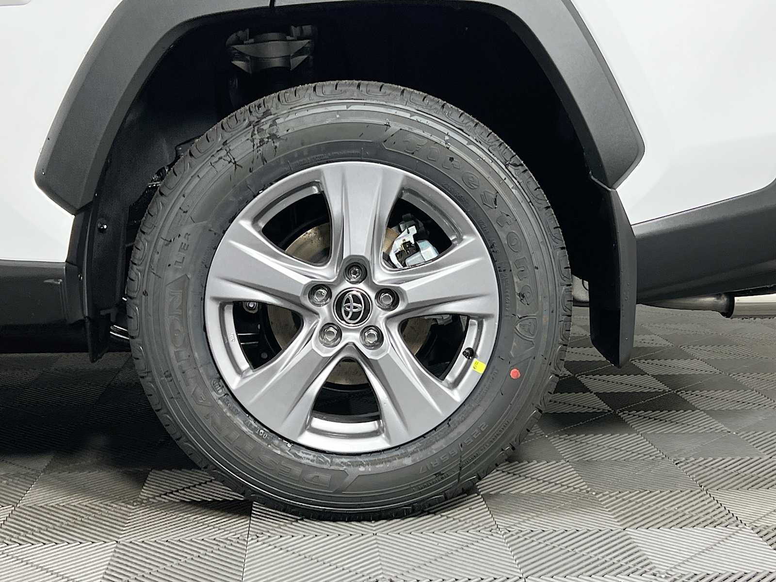 2025 Toyota RAV4 XLE - Photo 19