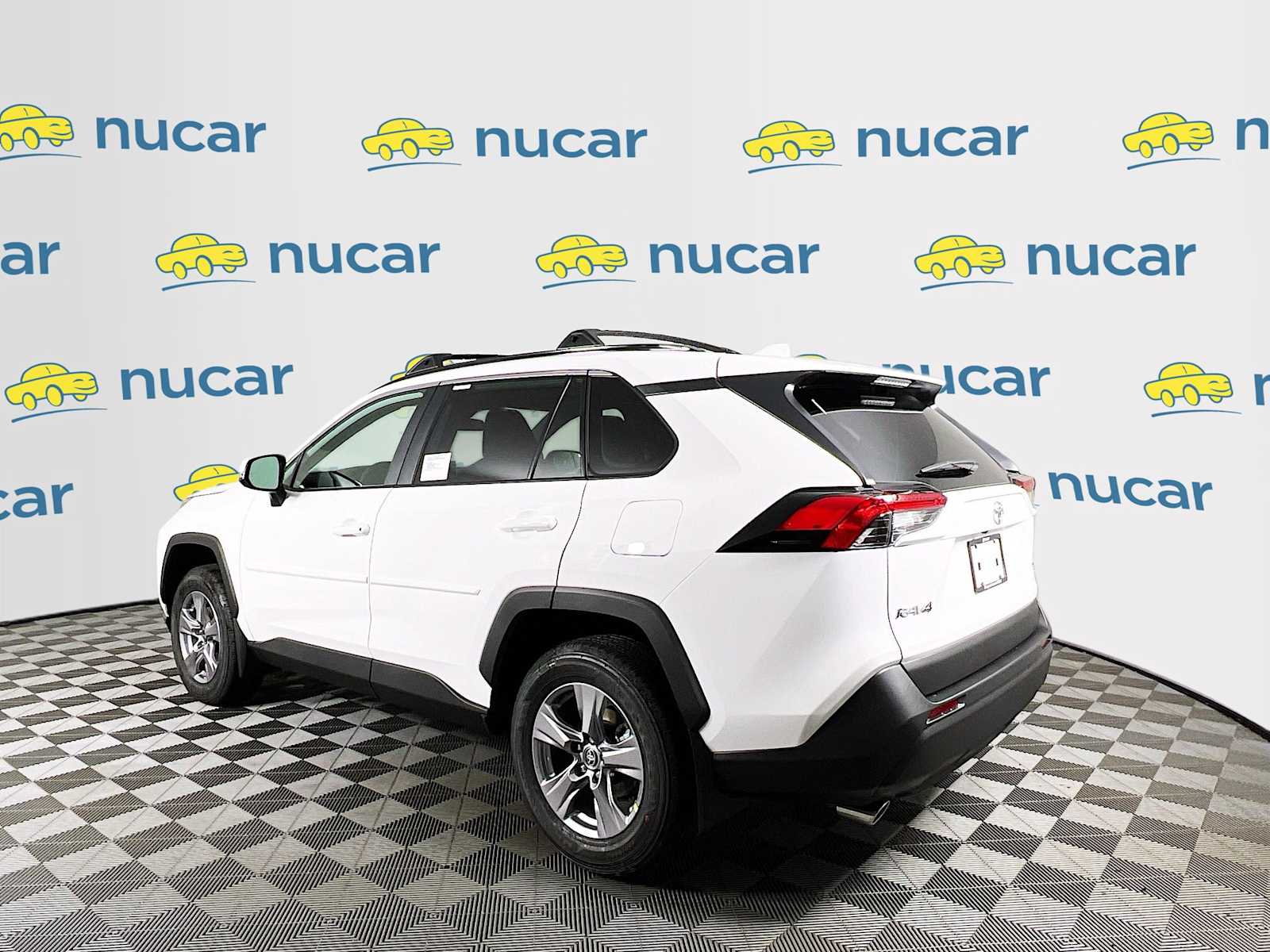 2025 Toyota RAV4 XLE - Photo 4