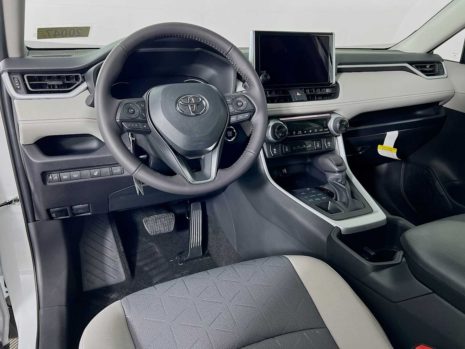 2025 Toyota RAV4 XLE - Photo 6