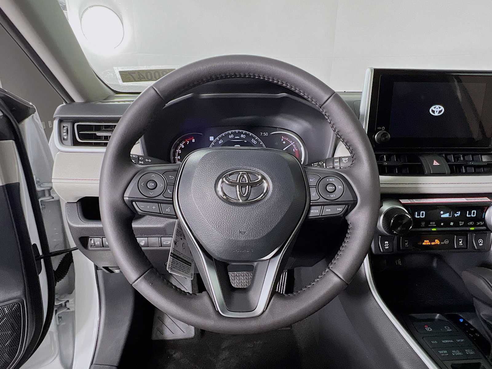 2025 Toyota RAV4 XLE - Photo 7