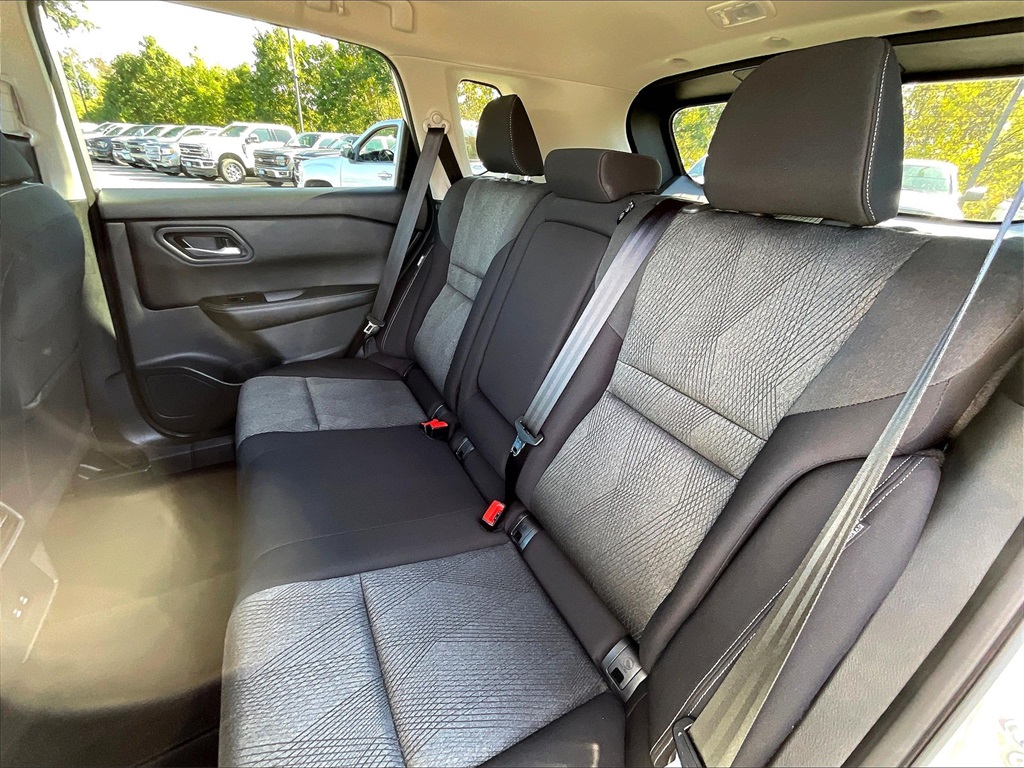2024 Nissan Rogue SV - Photo 14