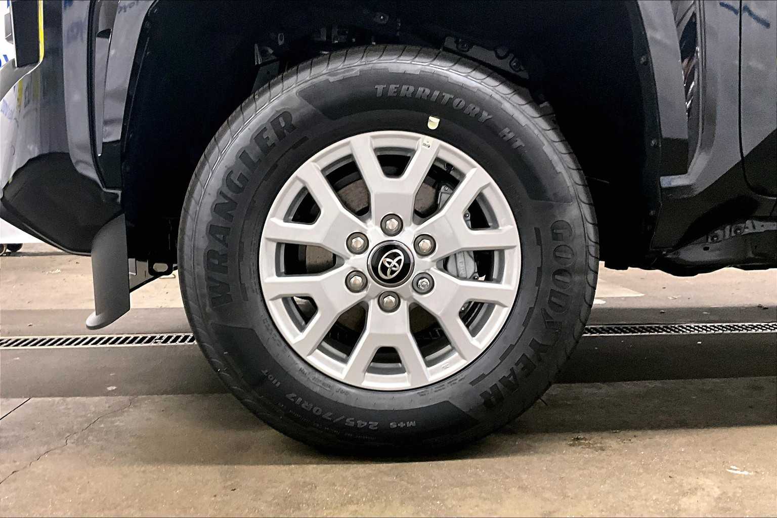 2025 Toyota Tacoma SR5 - Photo 8