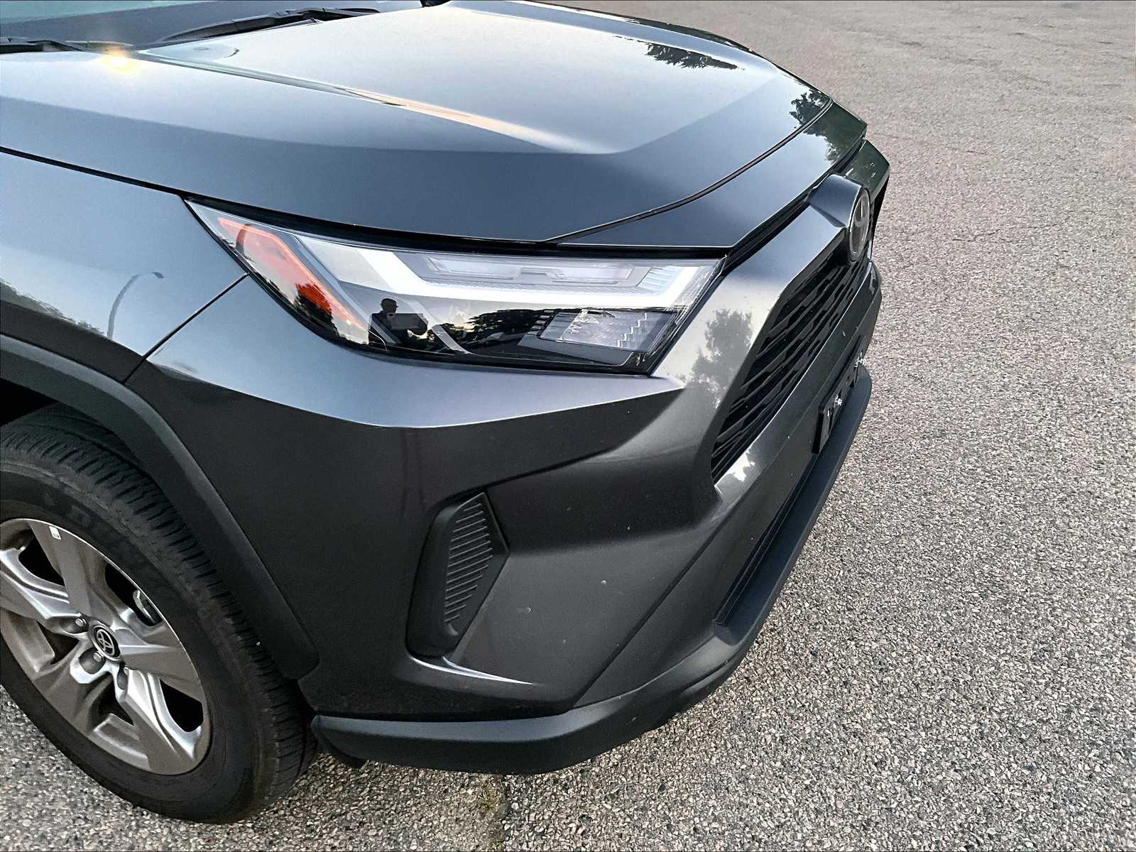 2025 Toyota RAV4 XLE - Photo 5