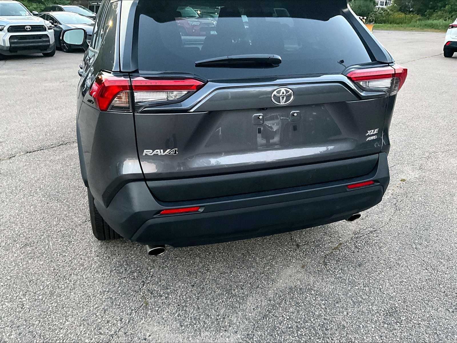 2025 Toyota RAV4 XLE - Photo 7