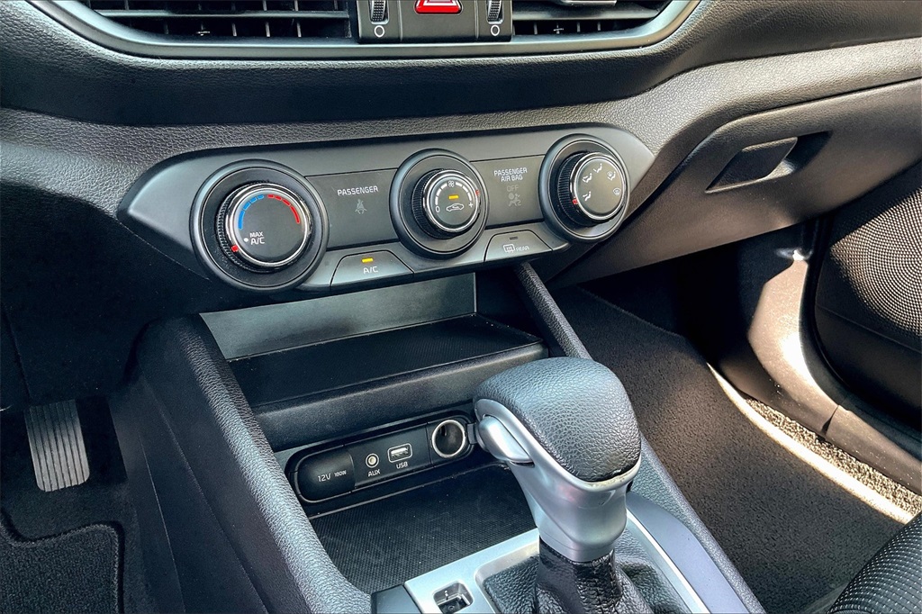 2021 Kia Forte LXS - Photo 12