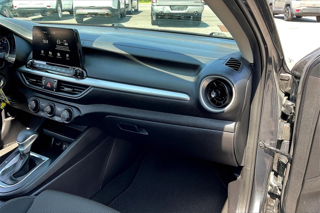 2021 Kia Forte LXS - Photo 13