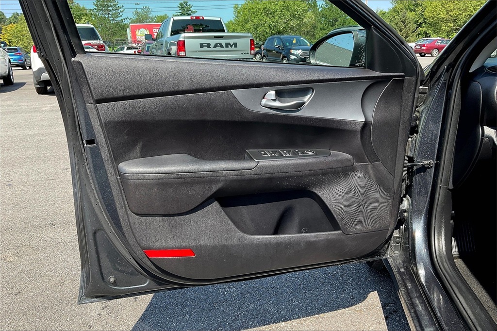 2021 Kia Forte LXS - Photo 9