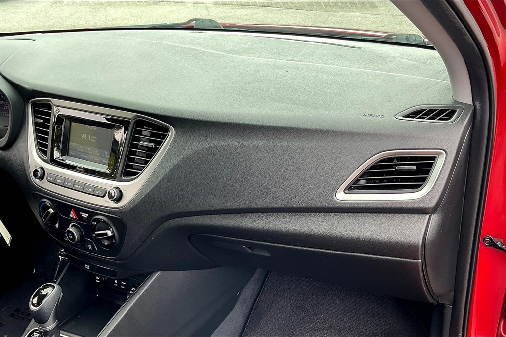 2021 Hyundai Accent SE - Photo 12