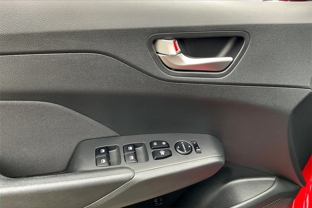 2021 Hyundai Accent SE - Photo 33