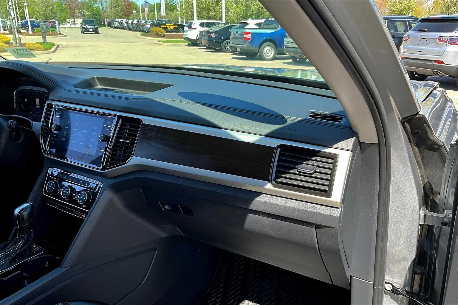 2022 Volkswagen Atlas 3.6L V6 SE w/Technology - Photo 13