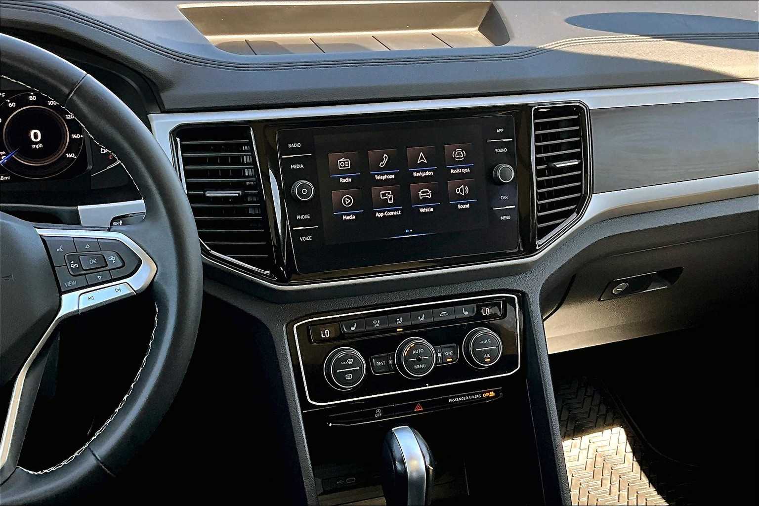2022 Volkswagen Atlas 3.6L V6 SE w/Technology - Photo 19