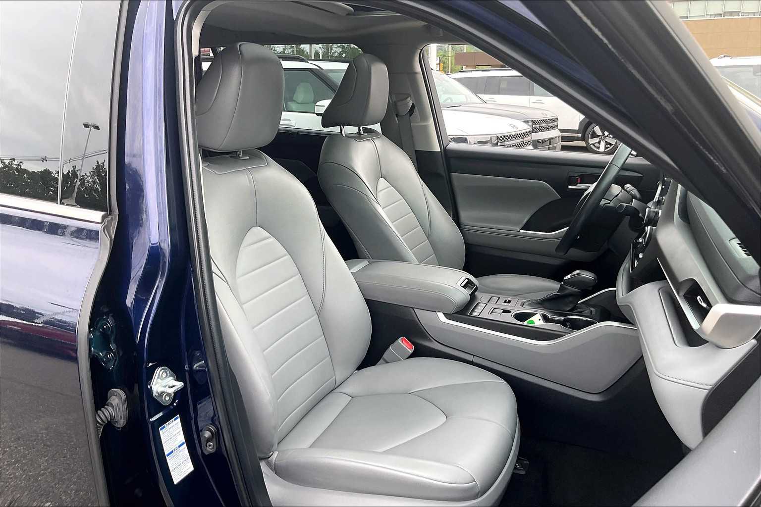 2022 Toyota Highlander XLE - Photo 11