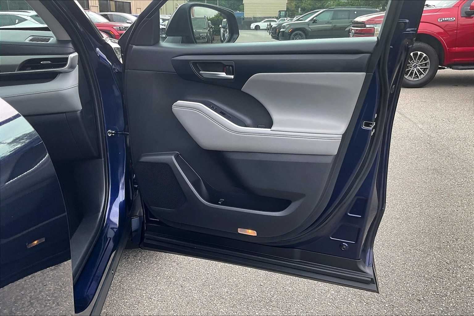 2022 Toyota Highlander XLE - Photo 12
