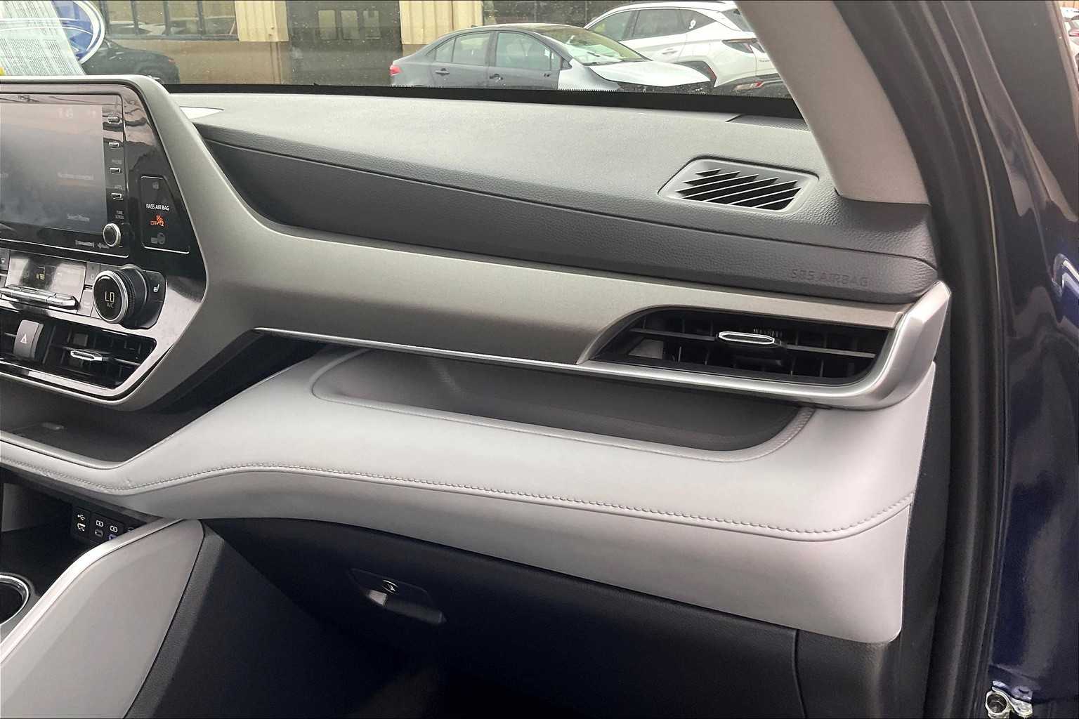 2022 Toyota Highlander XLE - Photo 13