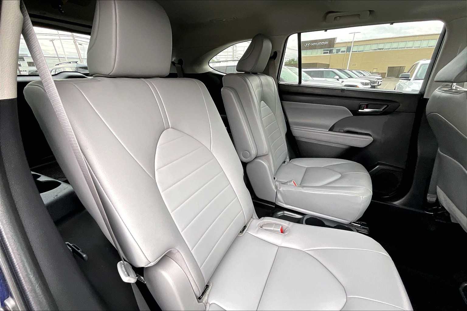 2022 Toyota Highlander XLE - Photo 16