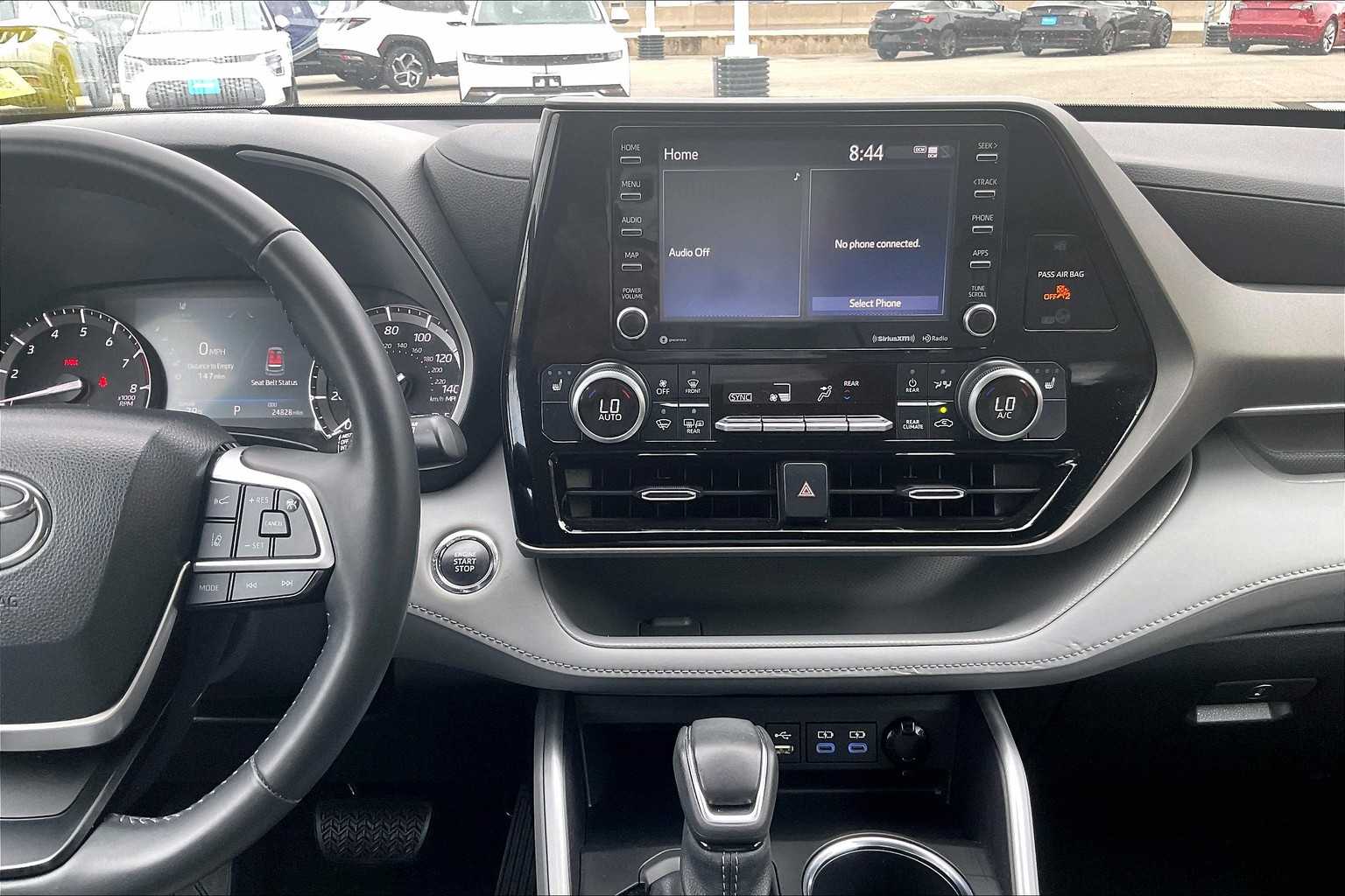 2022 Toyota Highlander XLE - Photo 18