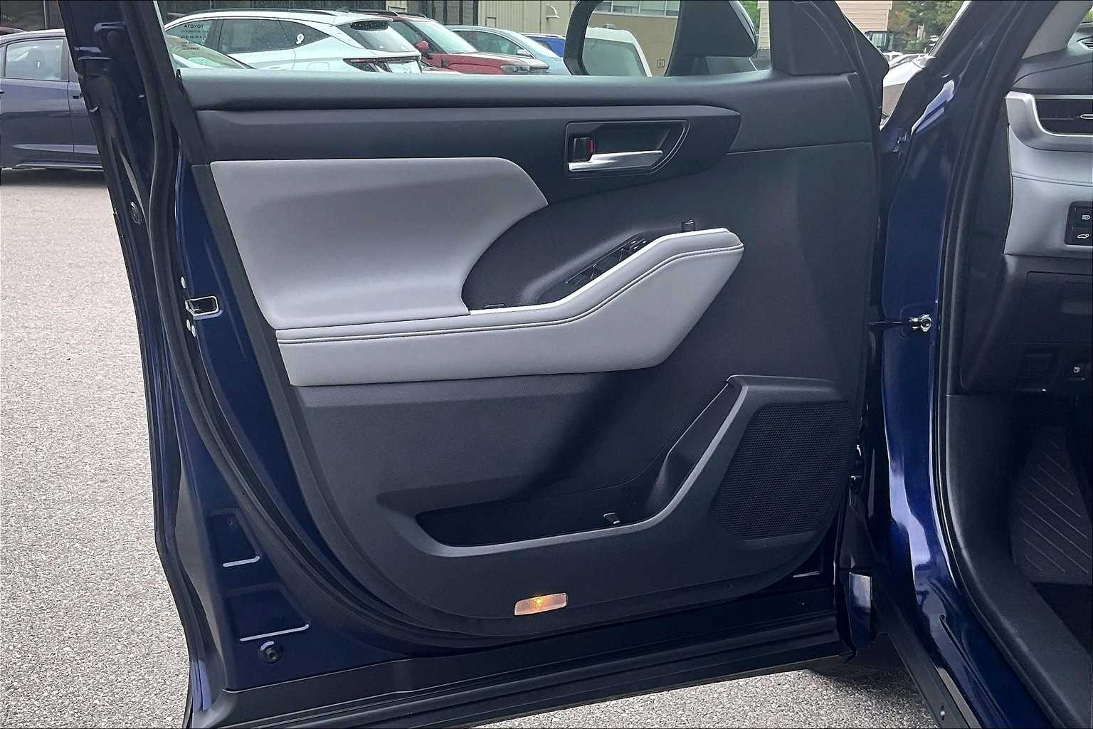 2022 Toyota Highlander XLE - Photo 9