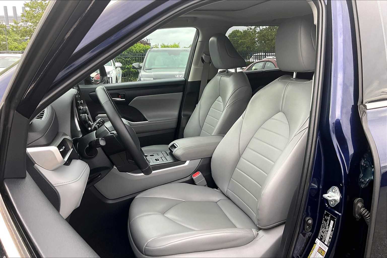 2022 Toyota Highlander XLE - Photo 10