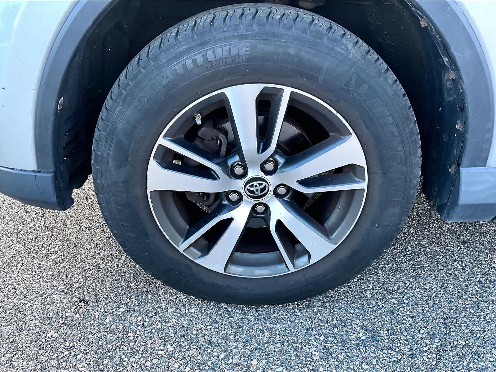 2017 Toyota RAV4 XLE - Photo 4