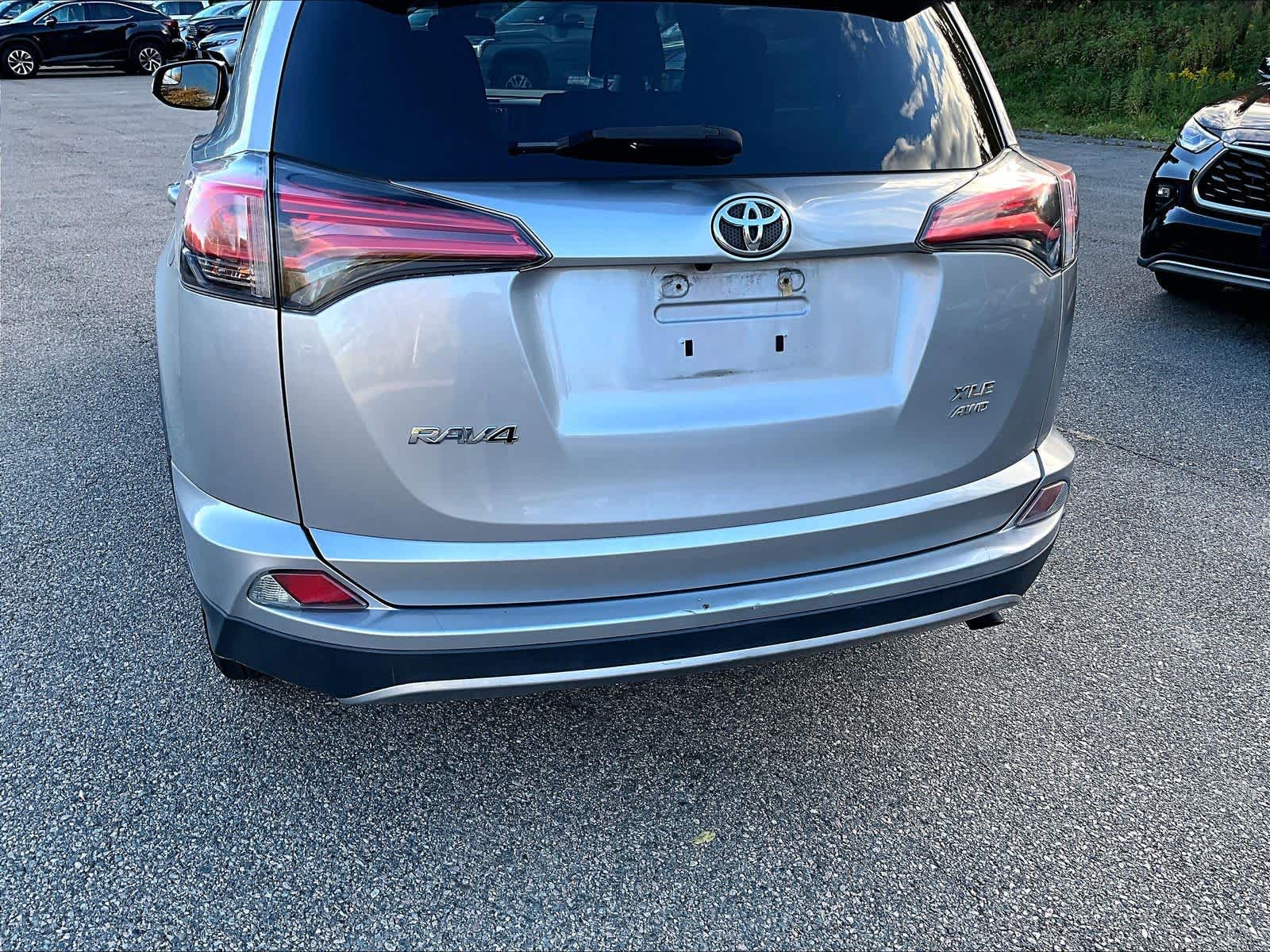 2017 Toyota RAV4 XLE - Photo 7