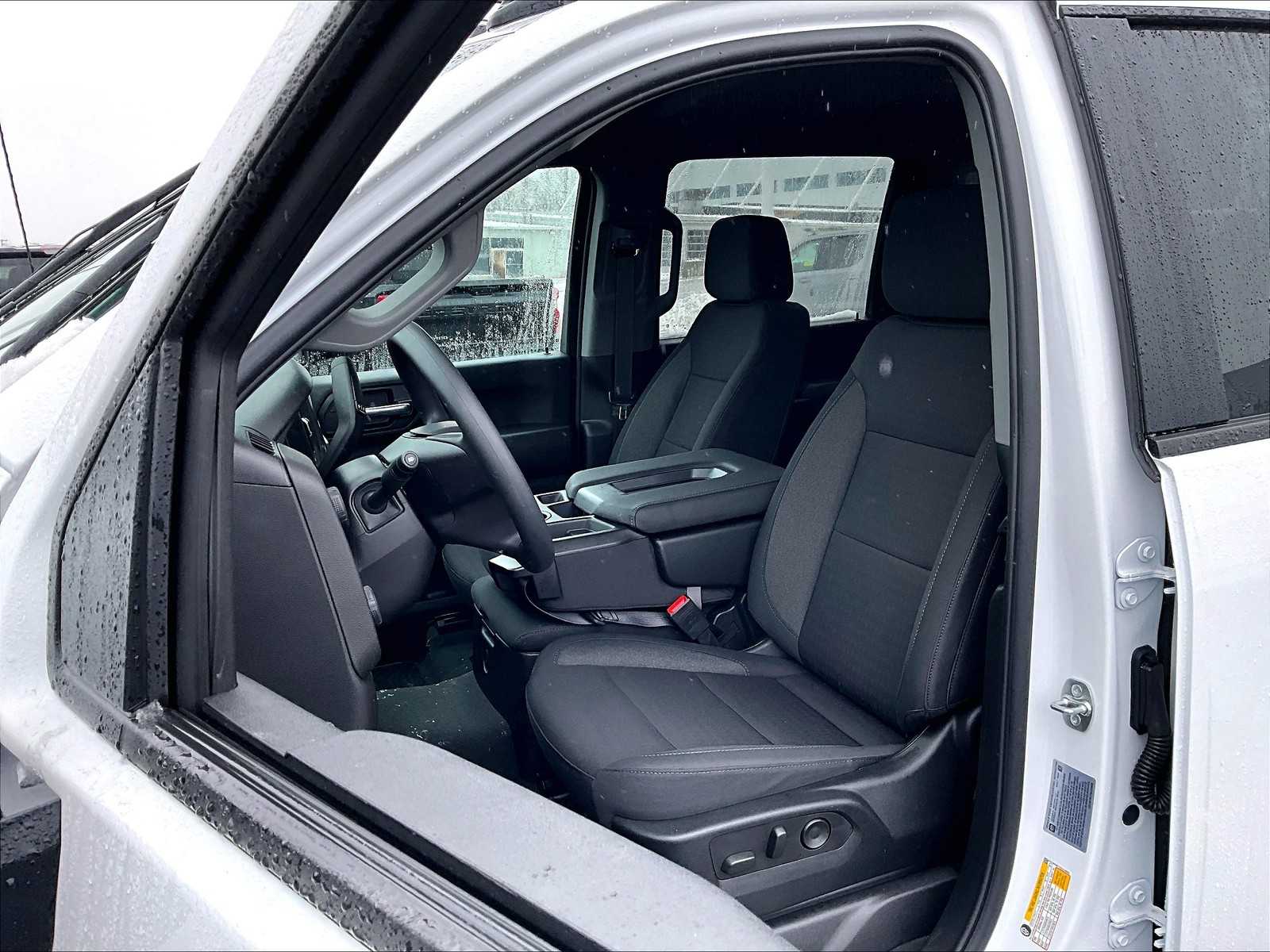 2025 Chevrolet Silverado 2500HD Custom photo 12