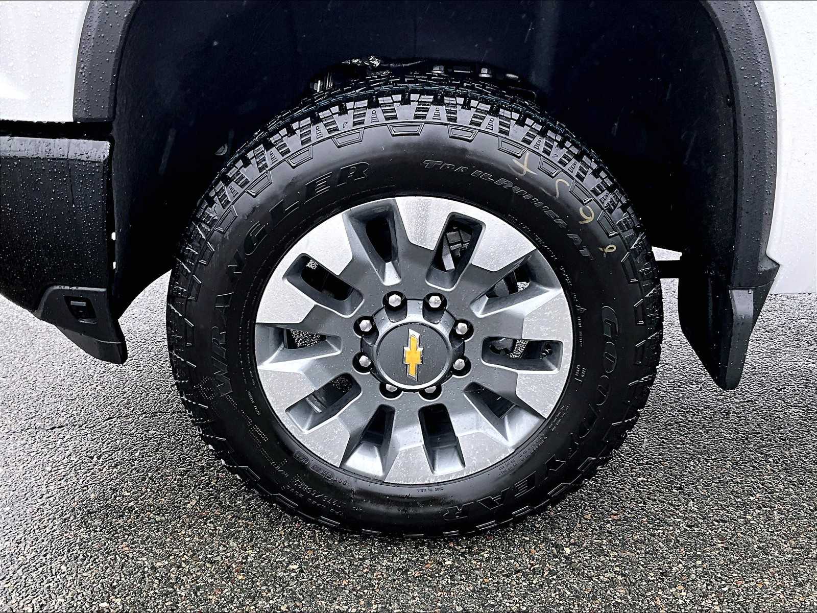 2025 Chevrolet Silverado 2500HD Custom photo 9