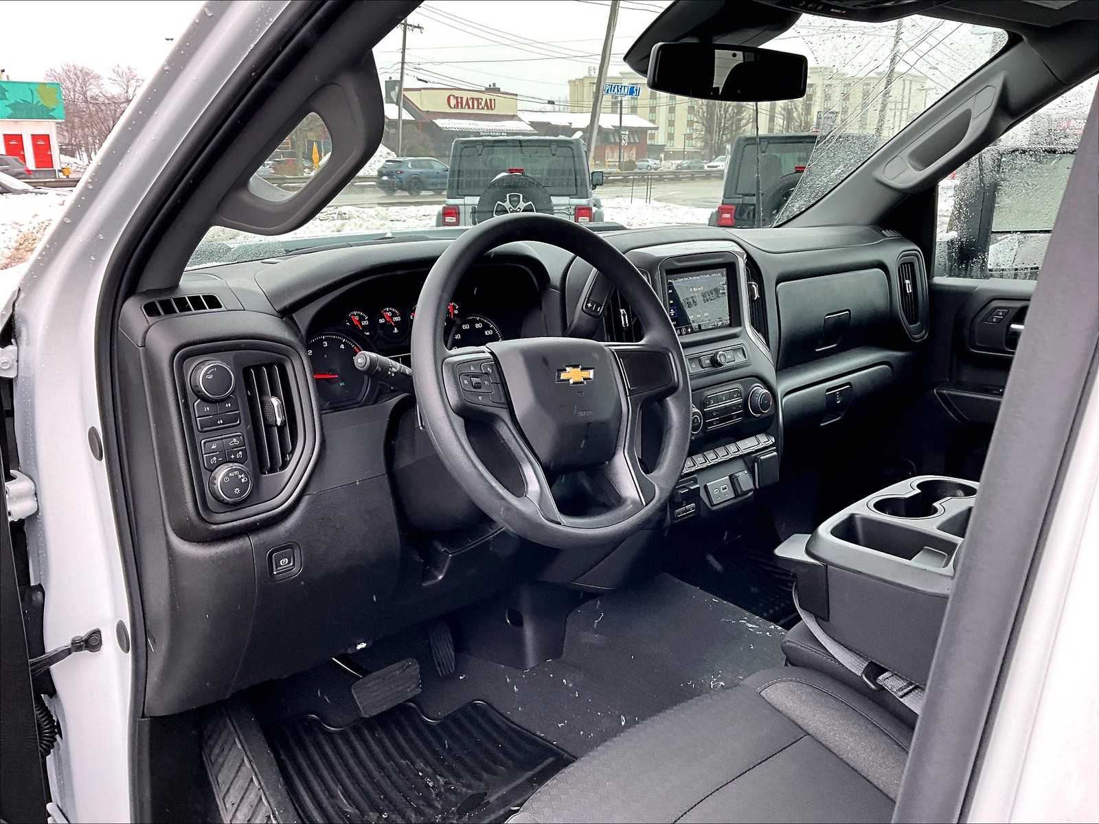 2025 Chevrolet Silverado 2500HD Custom photo 10