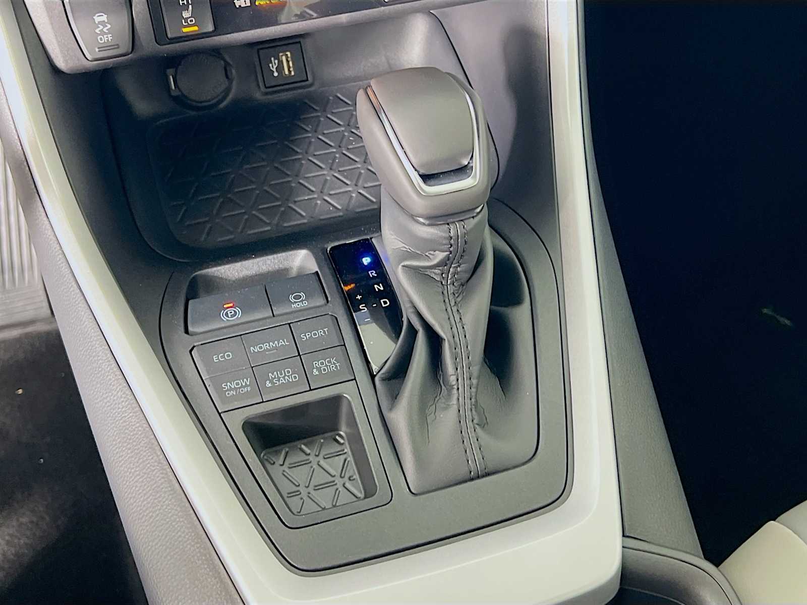 2025 Toyota RAV4 XLE Premium - Photo 11