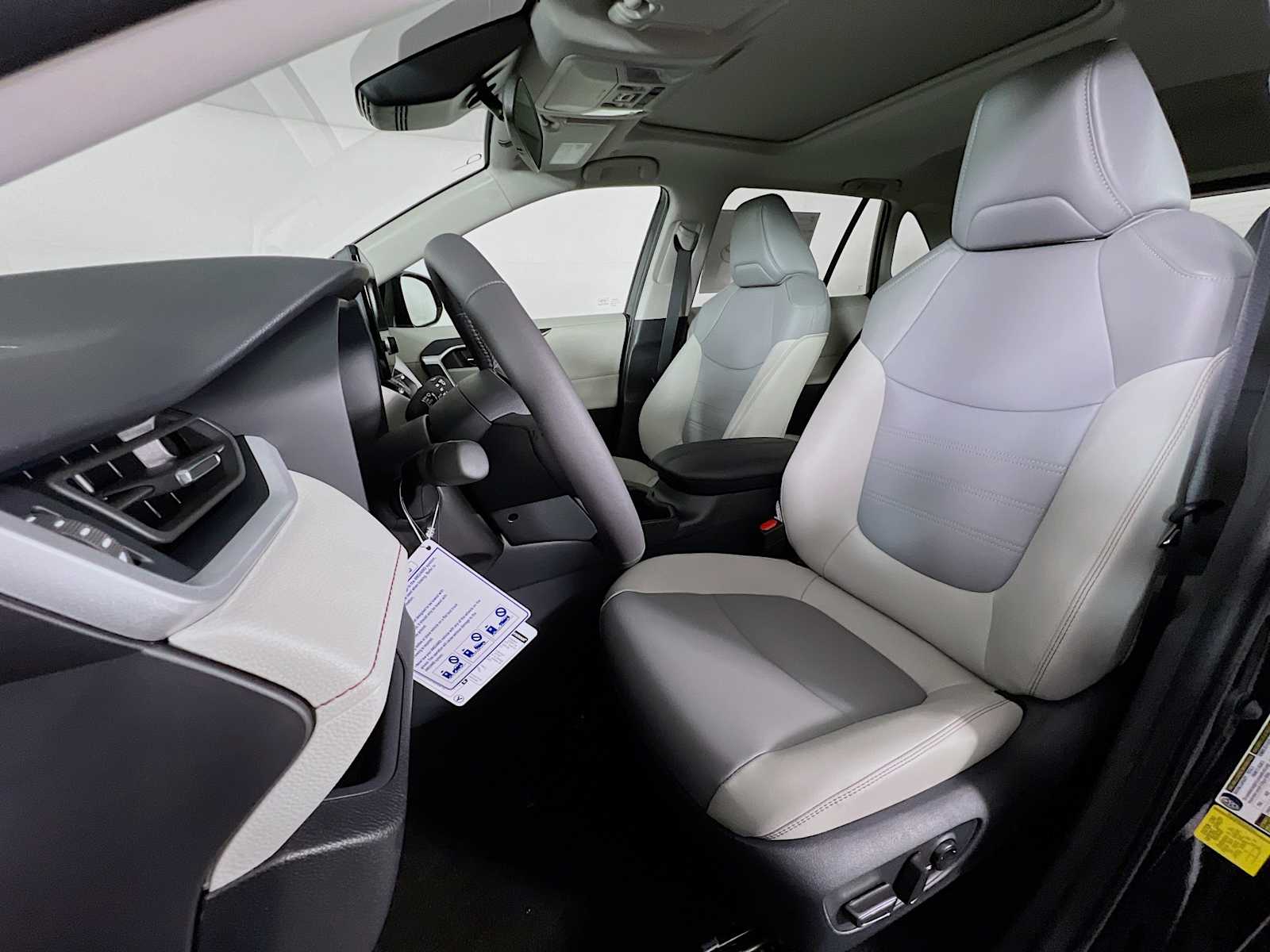 2025 Toyota RAV4 XLE Premium - Photo 12