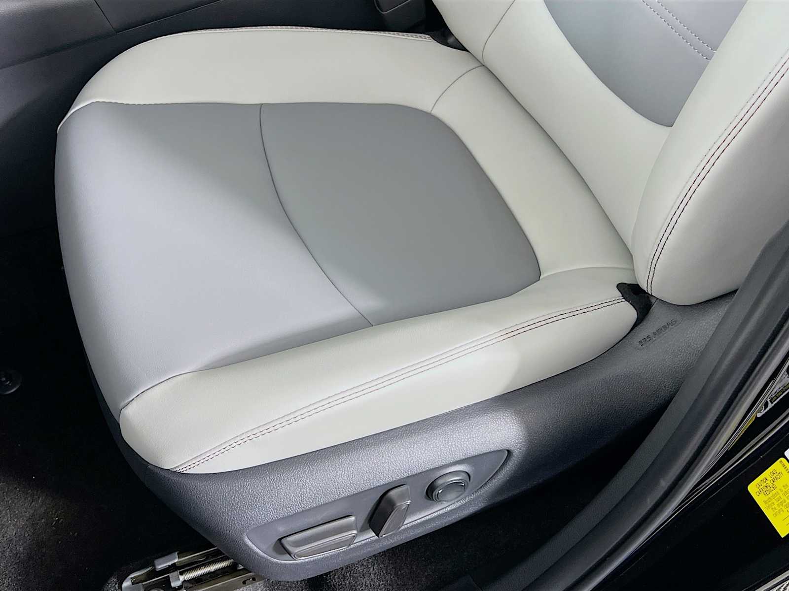 2025 Toyota RAV4 XLE Premium - Photo 17