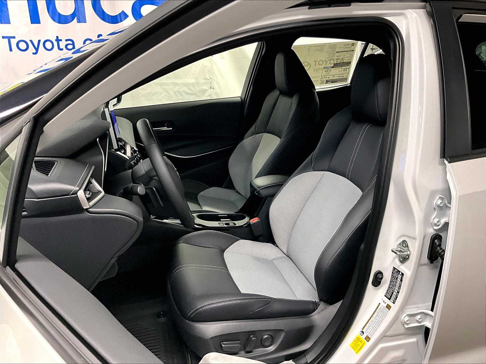 2025 Toyota Corolla XSE - Photo 11