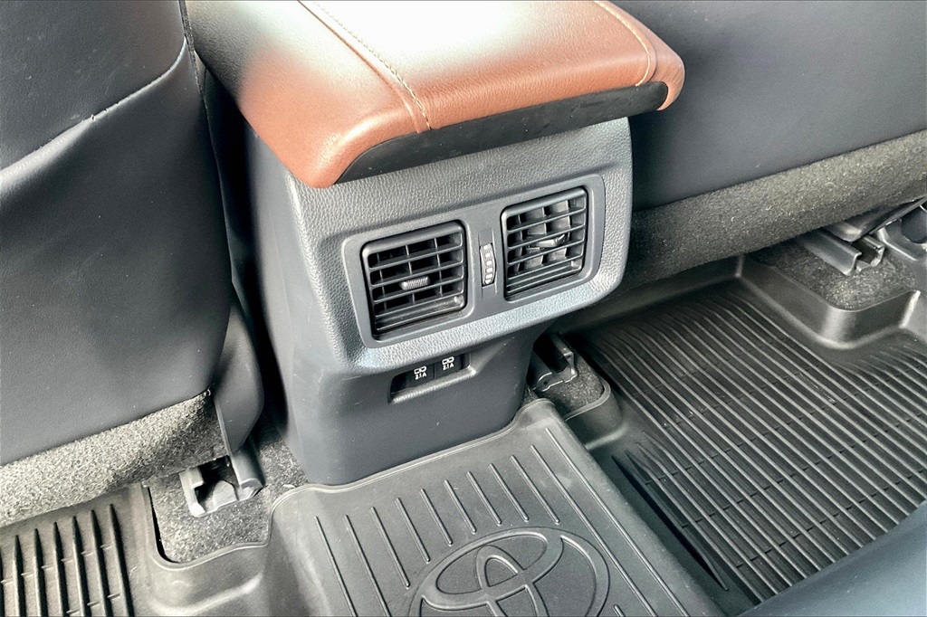 2021 Toyota Venza XLE - Photo 26