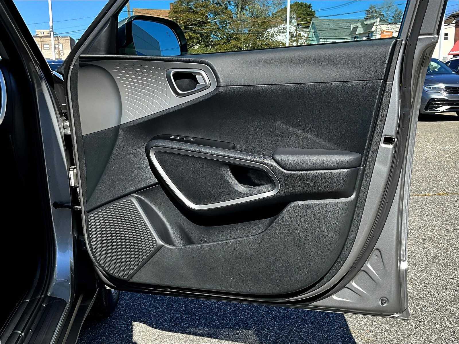 2022 Kia Soul LX - Photo 12
