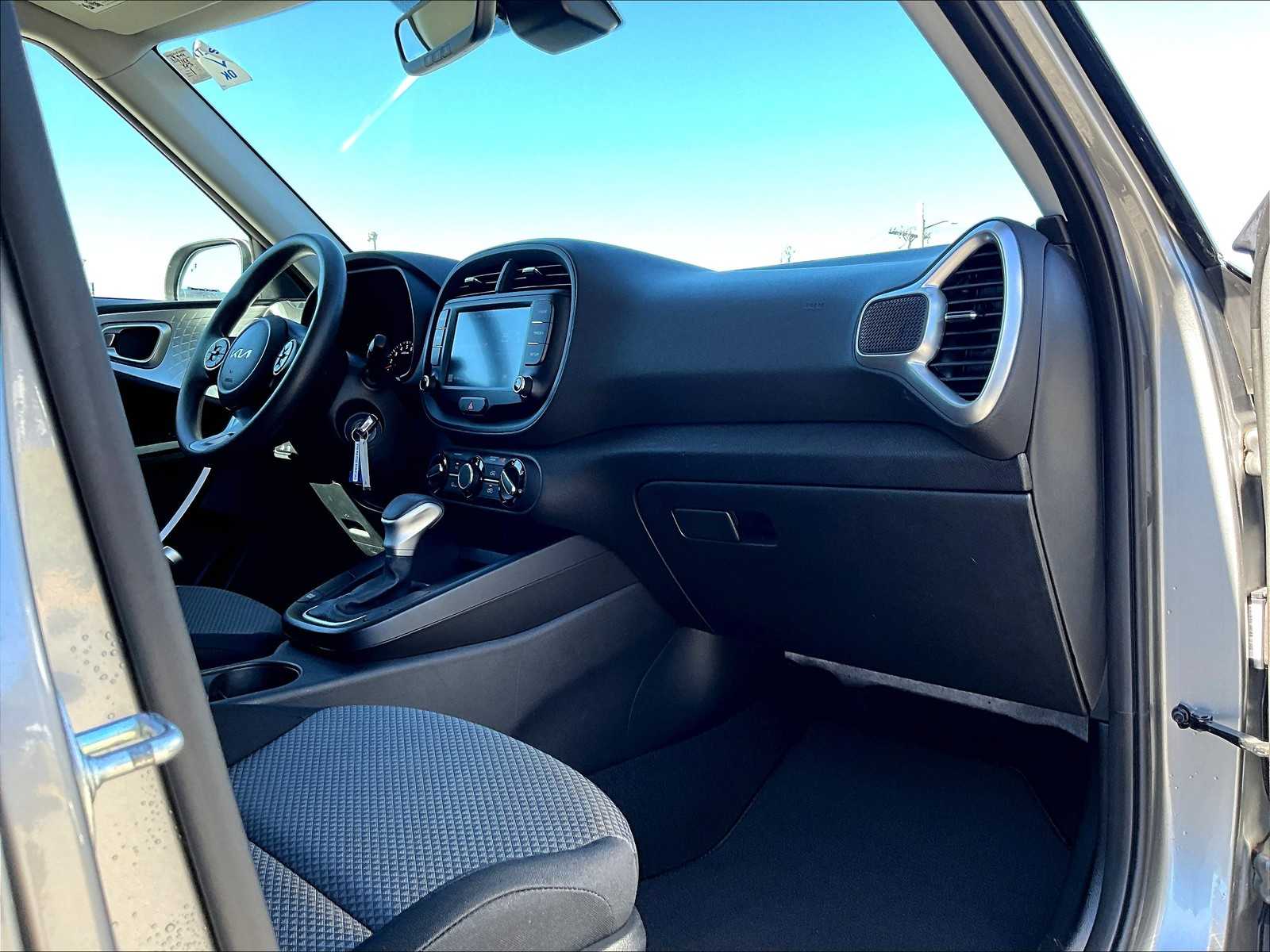 2022 Kia Soul LX - Photo 14
