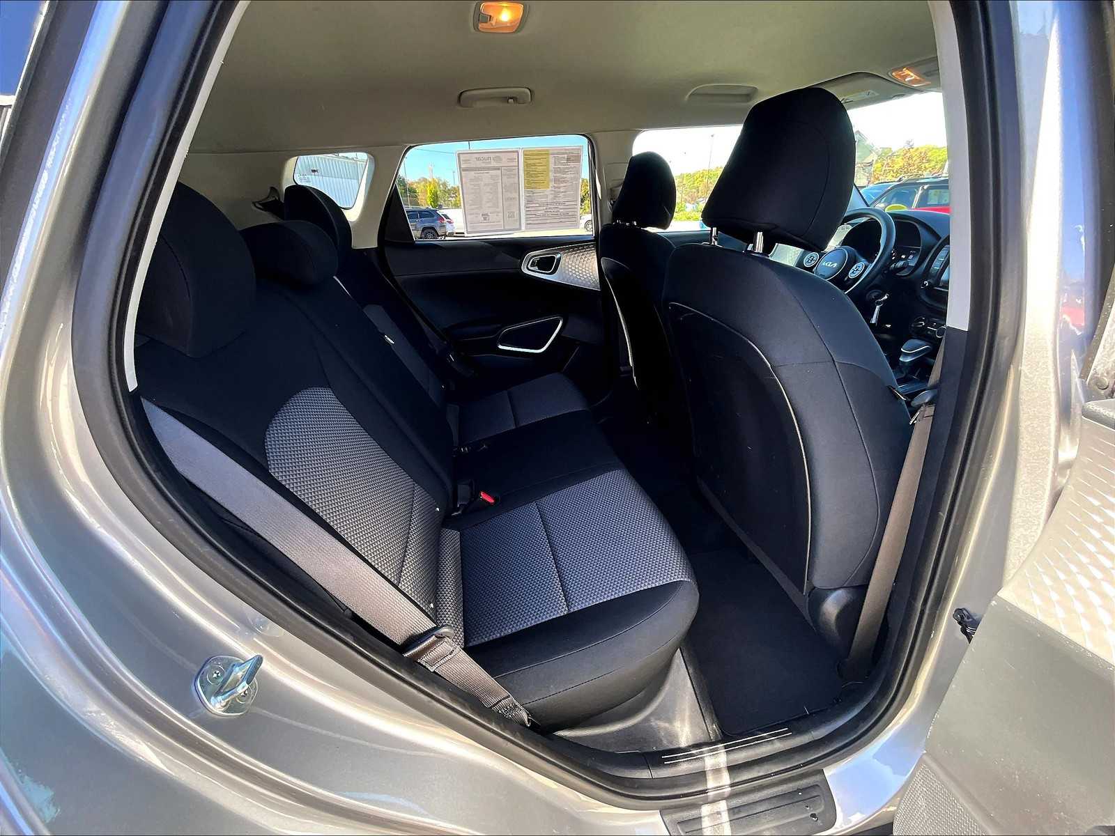 2022 Kia Soul LX - Photo 16