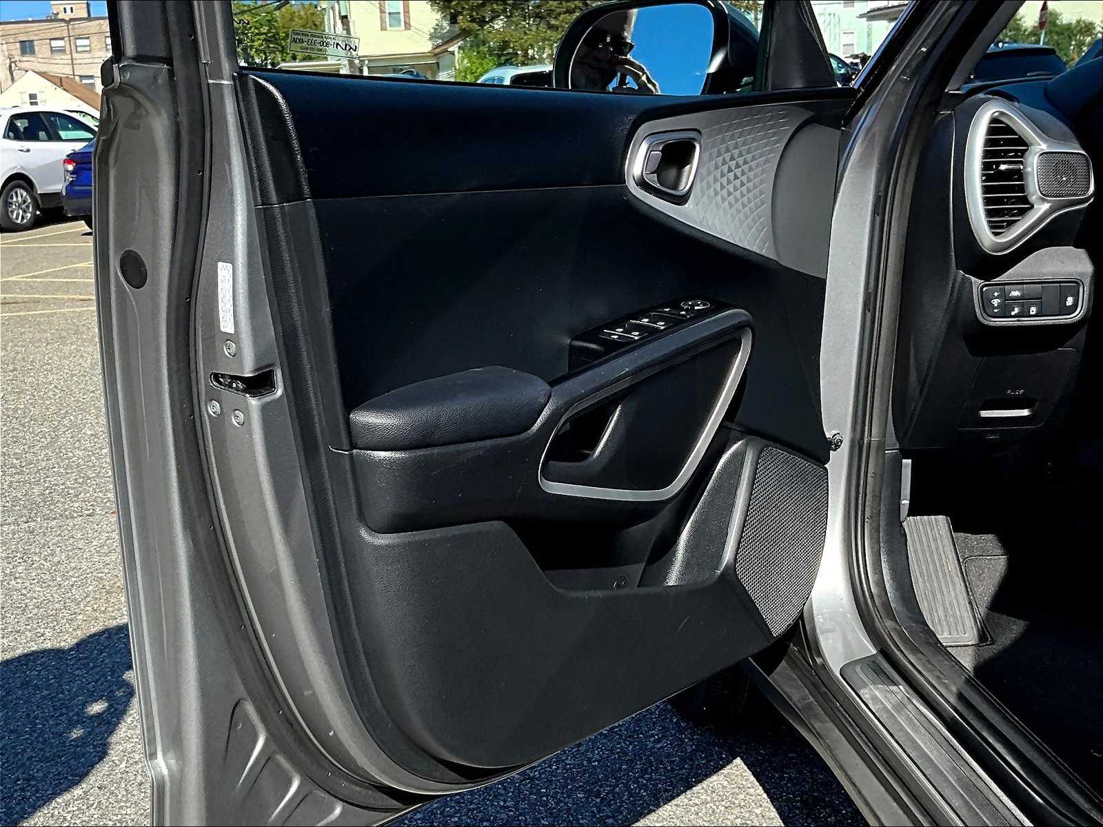 2022 Kia Soul LX - Photo 9