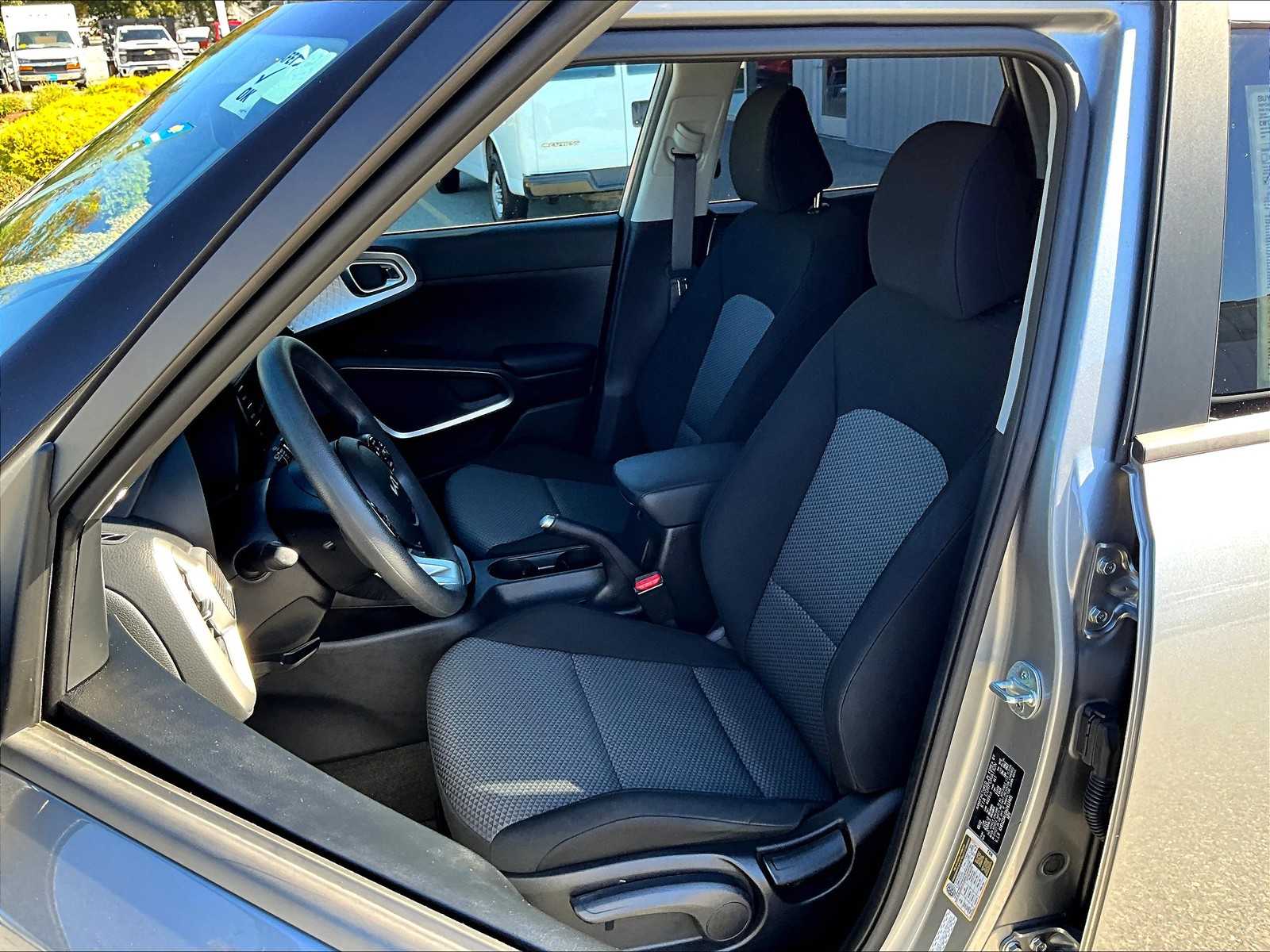 2022 Kia Soul LX - Photo 10