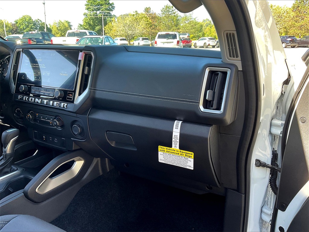2025 Nissan Frontier SV - Photo 13