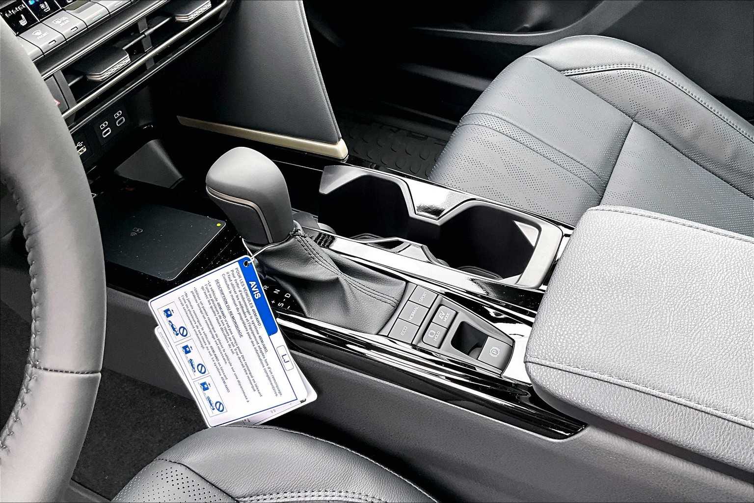 2025 Toyota Camry XSE - Photo 14