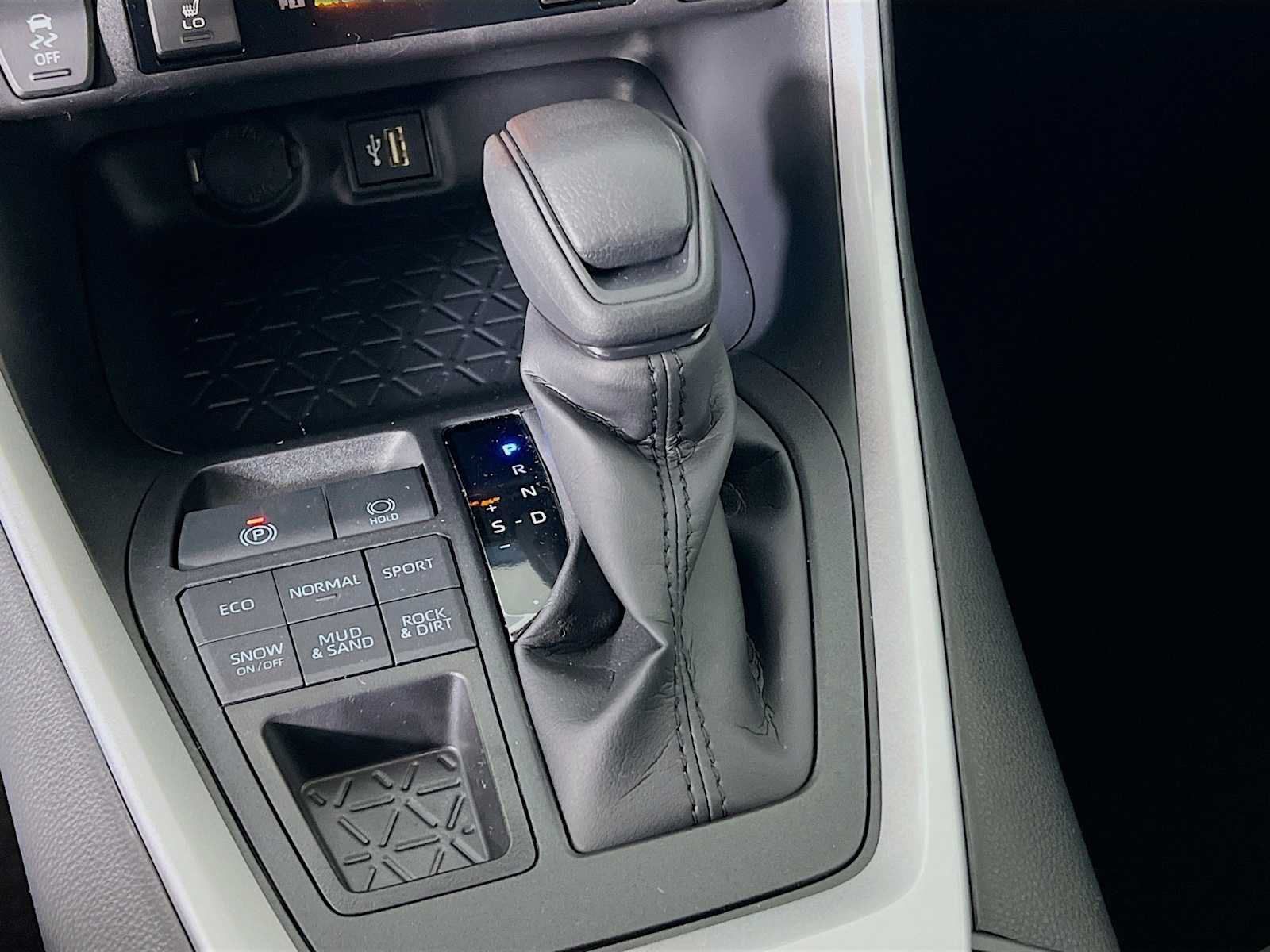 2025 Toyota RAV4 XLE - Photo 11