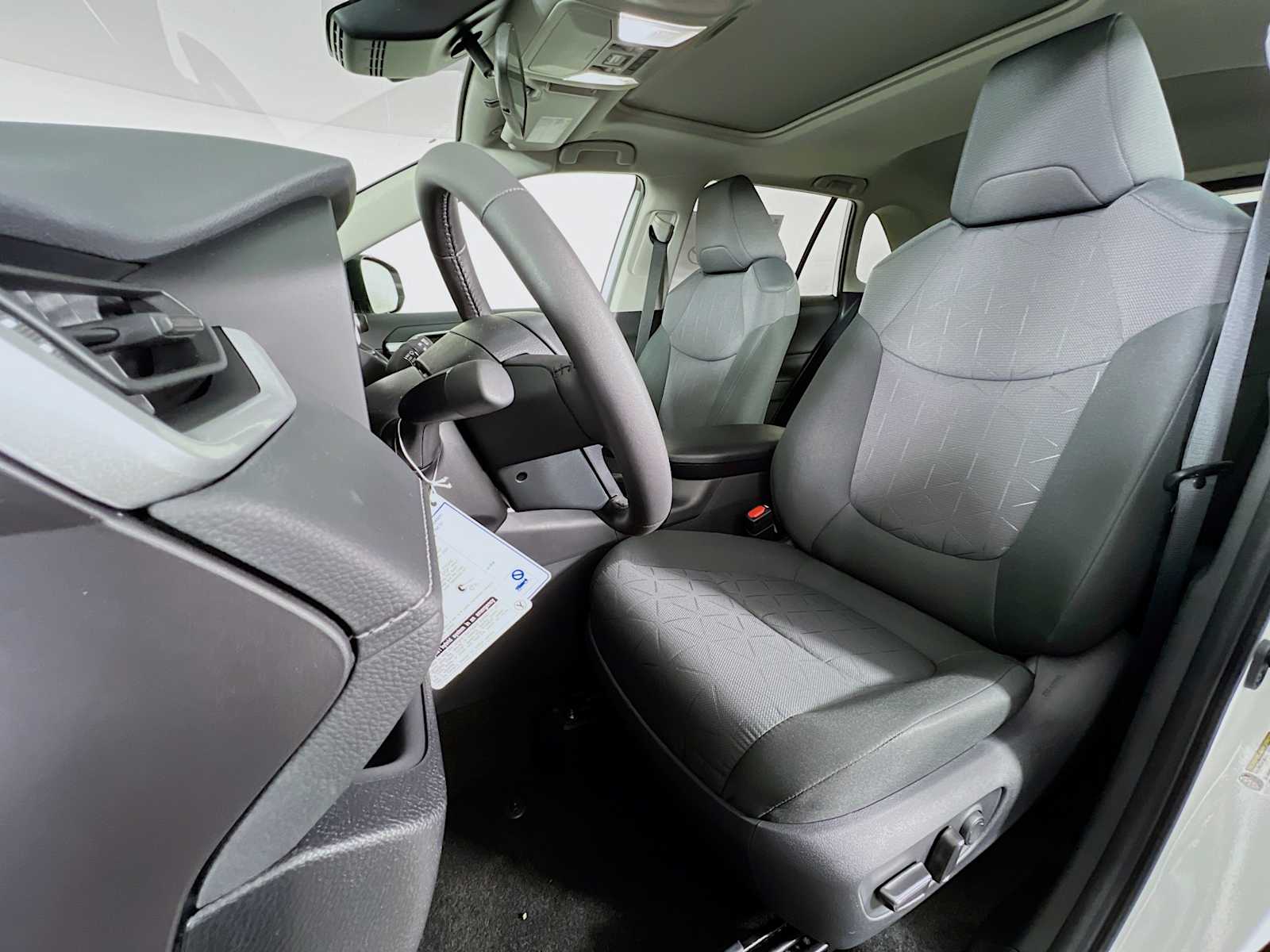 2025 Toyota RAV4 XLE - Photo 12