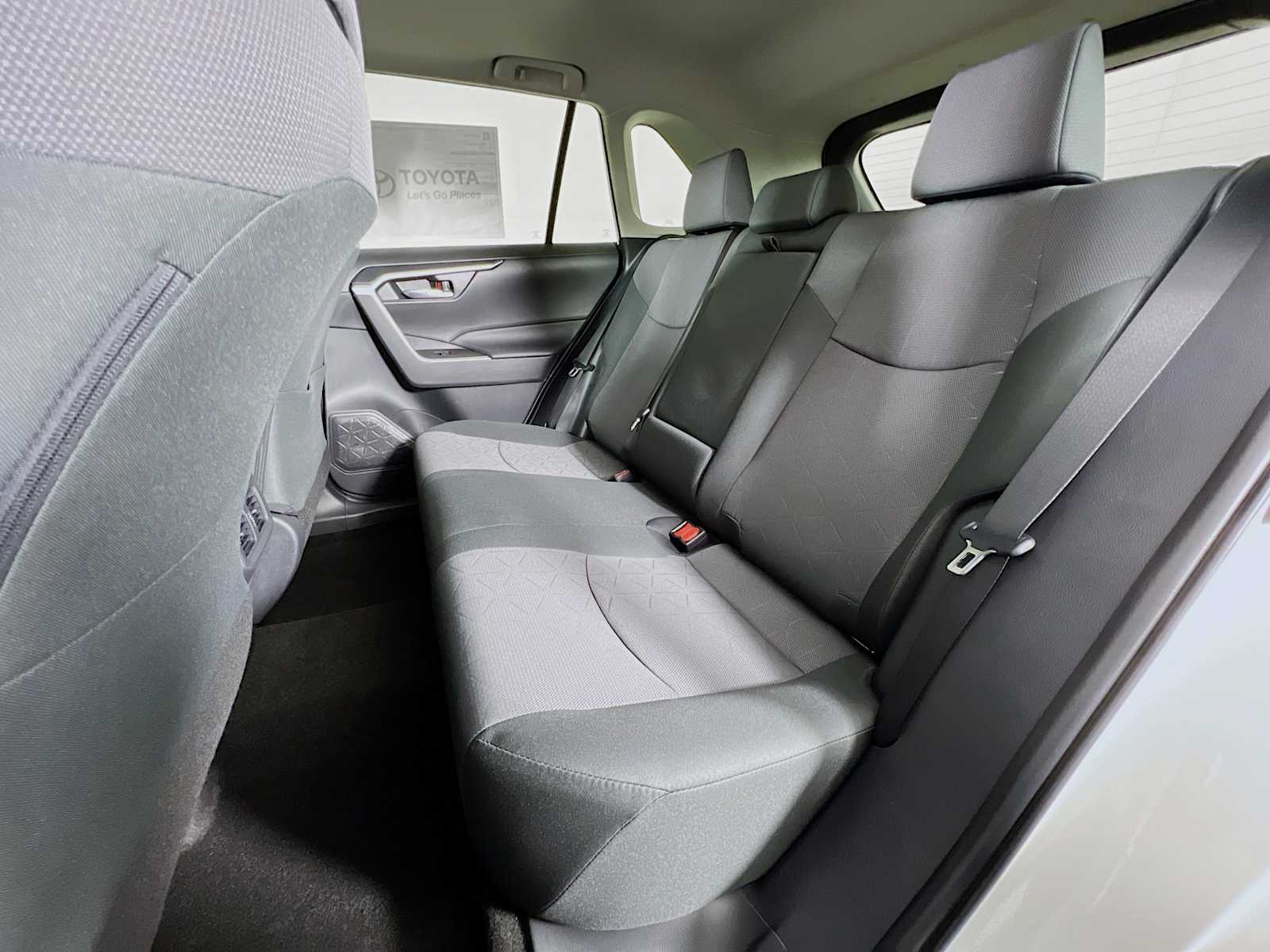 2025 Toyota RAV4 XLE - Photo 13