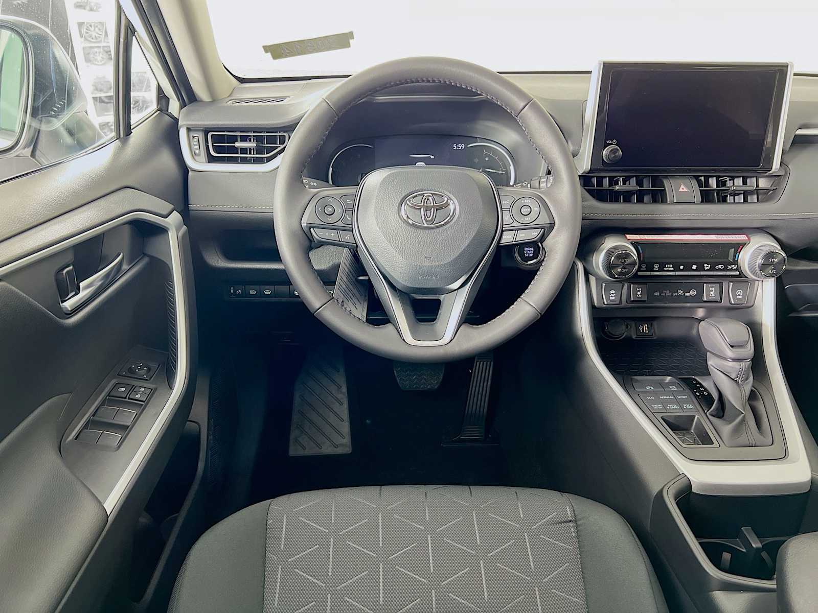 2025 Toyota RAV4 XLE - Photo 15