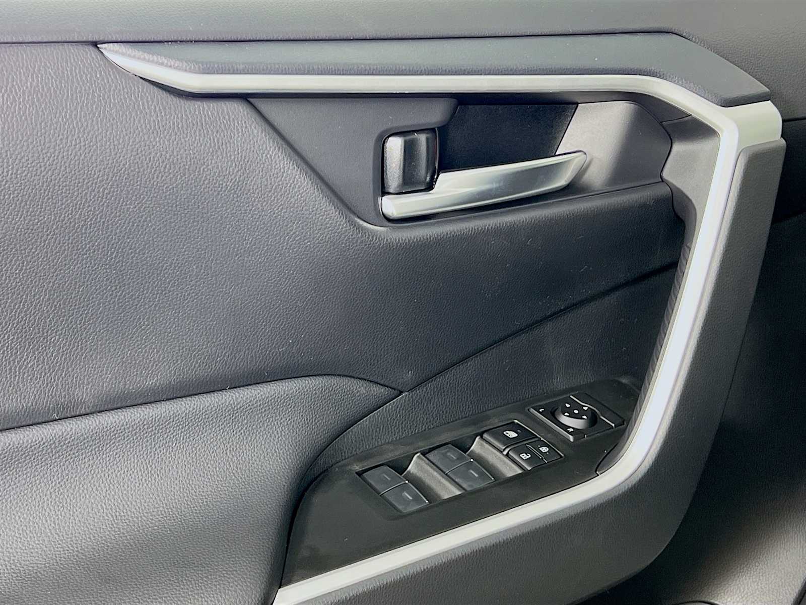 2025 Toyota RAV4 XLE - Photo 16