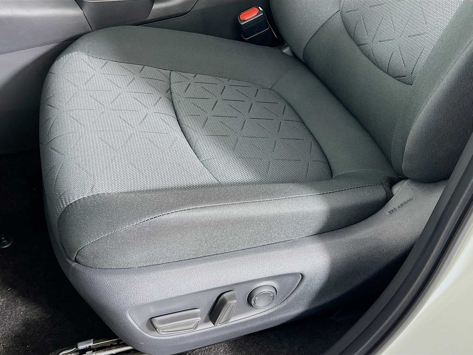 2025 Toyota RAV4 XLE - Photo 17