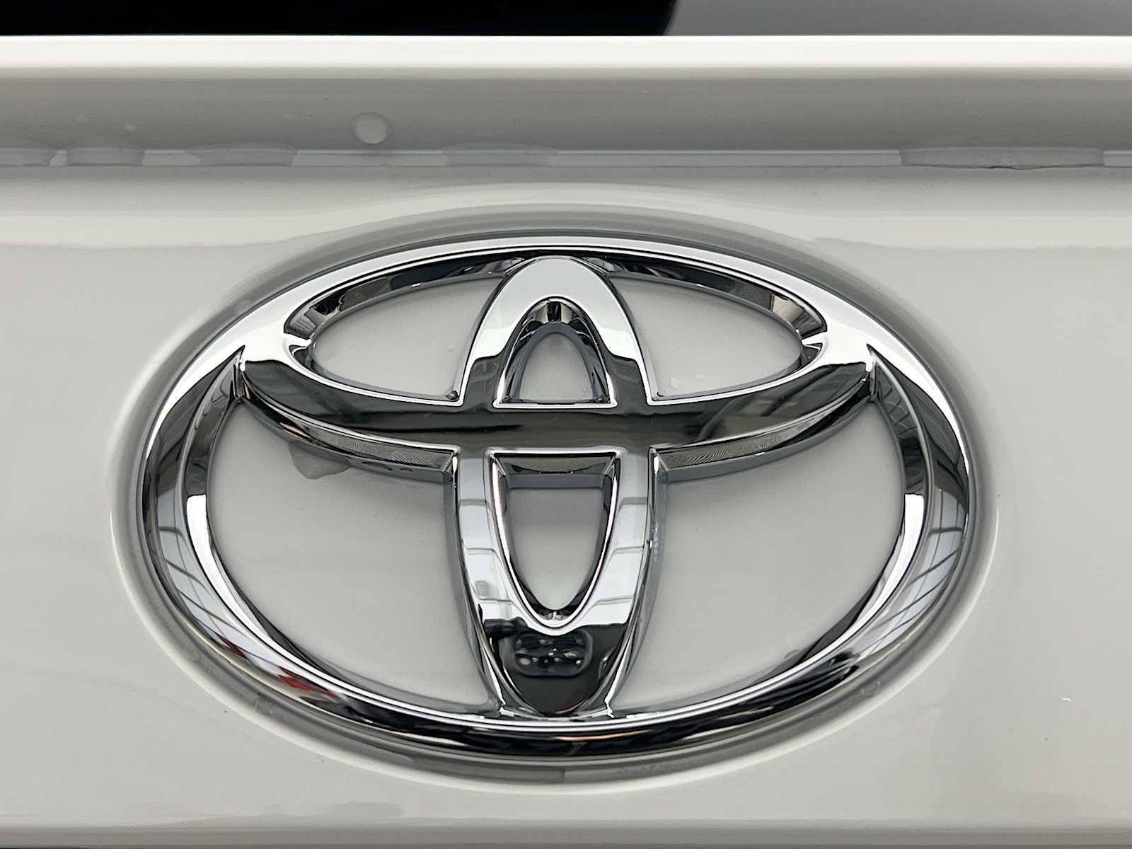 2025 Toyota RAV4 XLE - Photo 18